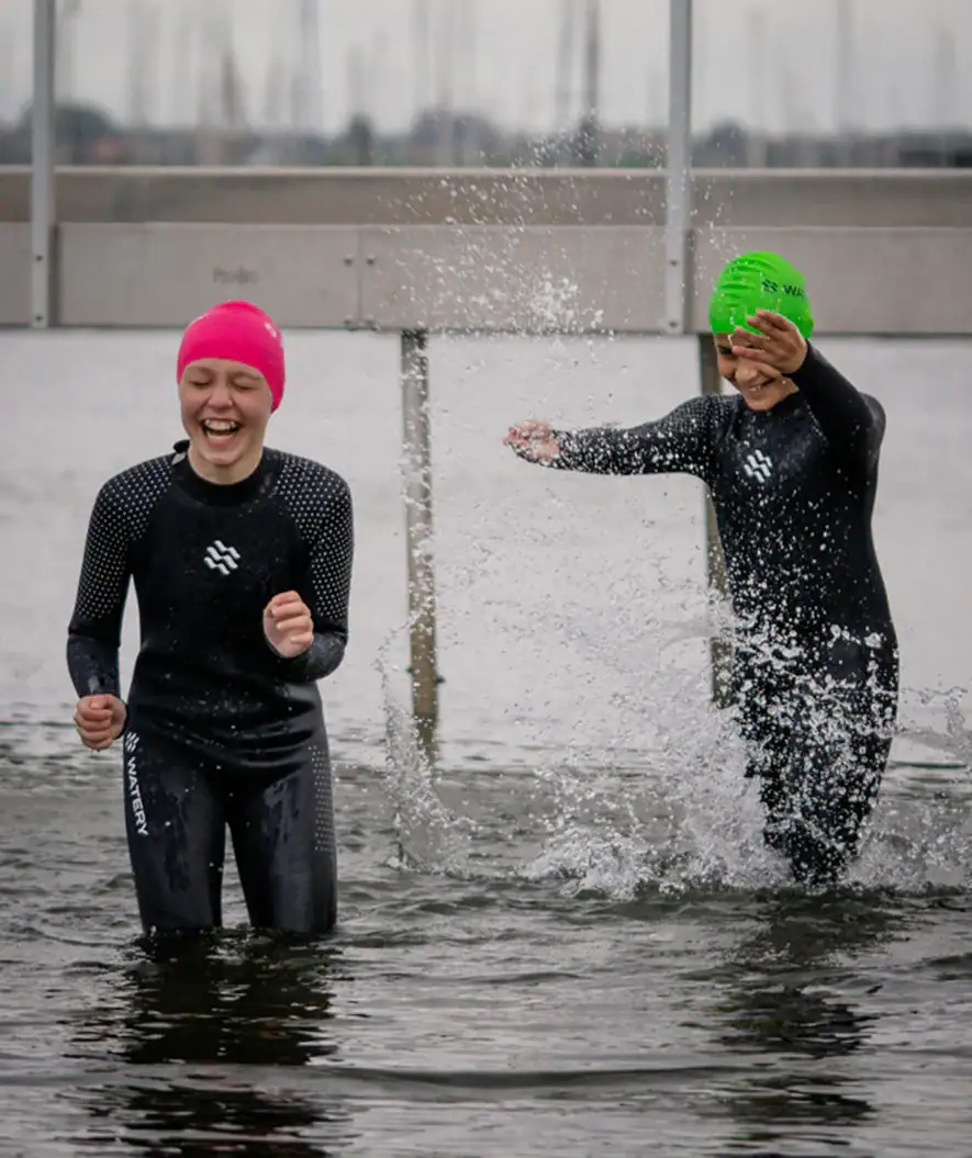 Hedgehog wetsuit kinderen die in het water spelen