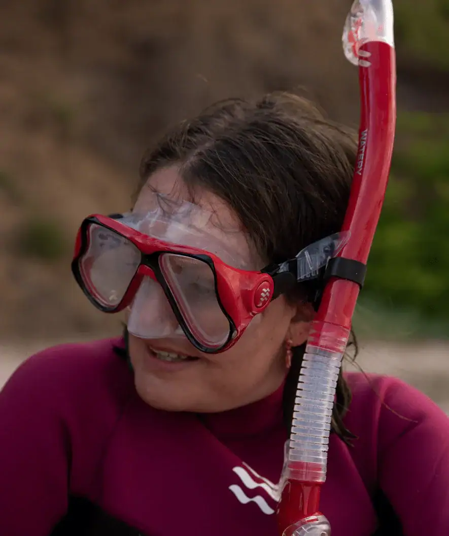 Vrouw met rode Hudson snorkelset