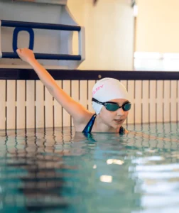 Meisje in het zwembad met Watery Power Lane maakt zich klaar om te zwemmen