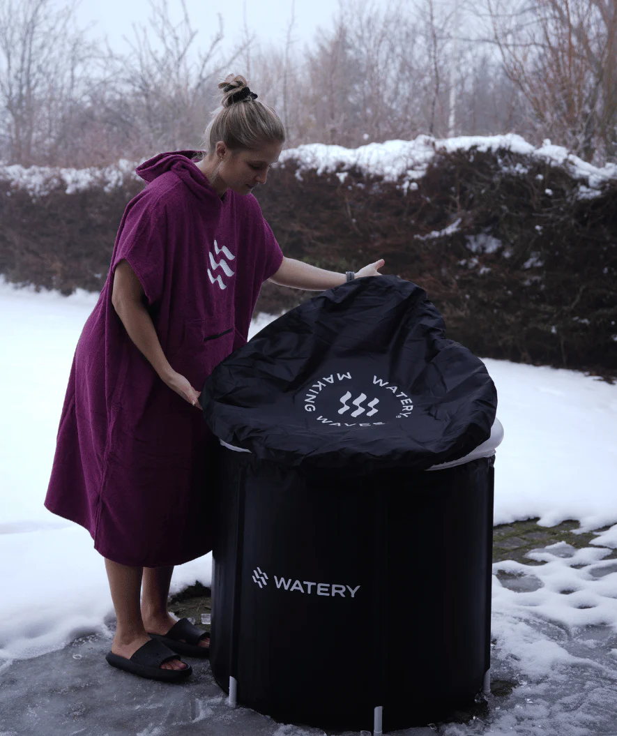 Watery opblaasbaar ijsbad - Hero - Zwart productafbeelding met vrouw